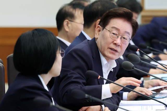이재명 대통령이 14일 청와대에서 열린 국무회의에서 발언하고 있다.  [청와대통신사진기자단]