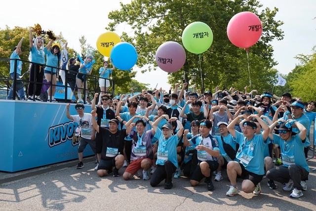 블루 아카이브 개발진과 이용자들이 함께 지난달 14일 경기 하남 미사경정공원에서 열린 ‘키보토스 런 2026’에서 기념촬영하고 있다. 넥슨게임즈 제공