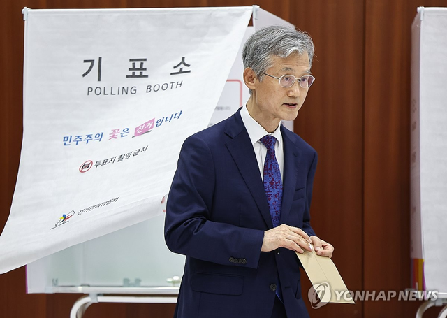 투표하는 조희대 대법원장 [연합뉴스 자료사진]