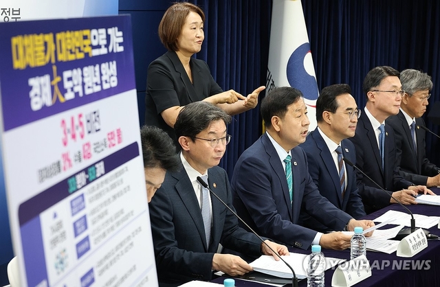 구윤철 경제부총리 겸 재정경제부 장관이 14일 정부서울청사에서 하반기 경제성장전략 관련 관계부처 합동브리핑을 하고 있다. 연합뉴스
