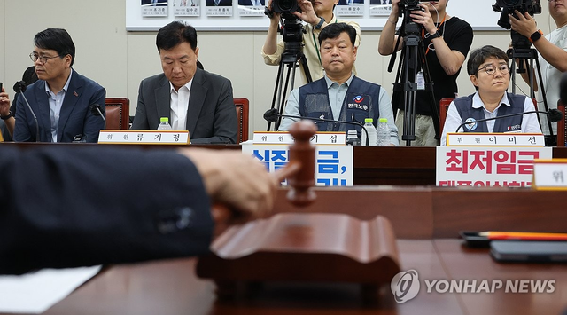 9일 정부세종청사에서 열린 최저임금위원회 제13차 전원회의 모습. (왼쪽부터) 양옥석 중소기업중앙회 인력정책본부장, 류기정 한국경영자총협회(경총) 전무, 류기섭 한국노총 사무총장, 이미선 민주노총 부위원장. 연합뉴스