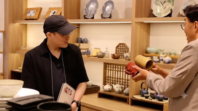 김용하 블루 아카이브 총괄 디렉터가 도자기 제품을 확인하고 있다. 넥슨게임즈 제공