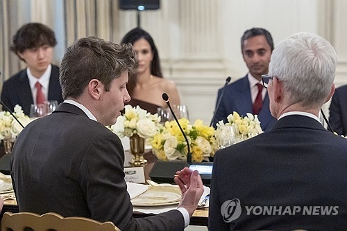 샘 올트먼 오픈AI CEO와 팀 쿡 애플 CEO. AP 연합뉴스 자료사진