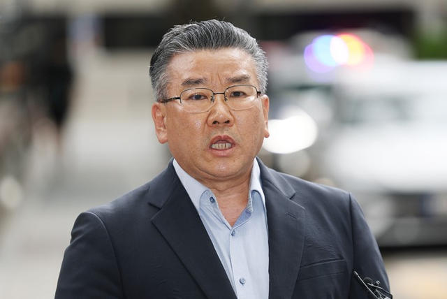 ‘관저 이전 부실 감사 의혹’과 관련 직권남용 혐의를 받는 유병호 감사원 감사위원이 조사를 위해 13일 경기 과천 2차 종합특검으로 출석하며 입장을 밝히고 있다. [과천=연합뉴스]