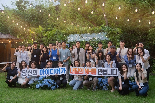 강태영(가운데) NH농협은행장이 지난 13일 상품·제도 혁신을 이끄는 직원들과 소통의 시간을 갖고 기념촬영을 하고 있다. [농협은행 제공]