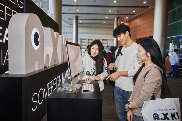 지난해 12월 30일 서울 강남구 코엑스에서 열린 ‘독자 AI 파운데이션 모델 프로젝트 1차 발표회’에서 방문자가 SK텔레콤 A.X K1 모델을 사용하고 있다. SKT 제공