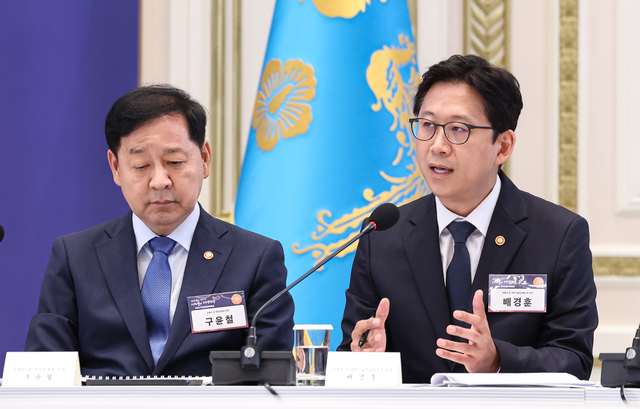 배경훈(오른쪽) 부총리 겸 과학기술정보통신부 장관이 지난 13일 청와대에서 이재명 대통령 주재로 열린 국가재정전략회의에서 ‘AI데이터센터·피지컬AI’ 관련 지원방안을 발표하고 있다. 연합뉴스