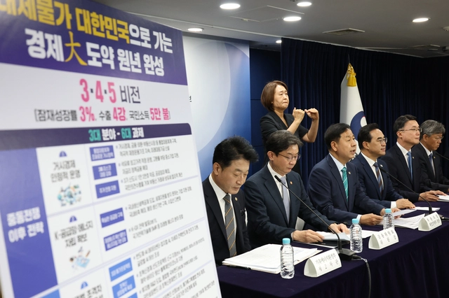 구윤철 경제부총리 겸 재정경제부 장관이 14일 정부서울청사에서 하반기 경제성장전략 관련 관계부처 합동브리핑을 하고 있다. [연합뉴스]