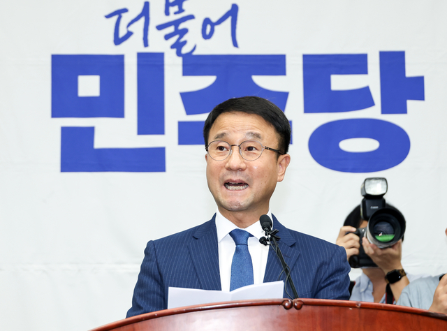 한병도 더불어민주당 당대표 직무대행 겸 원내대표가 14일 국회에서 열린 의원총회에서 발언하고 있다. [연합뉴스]
