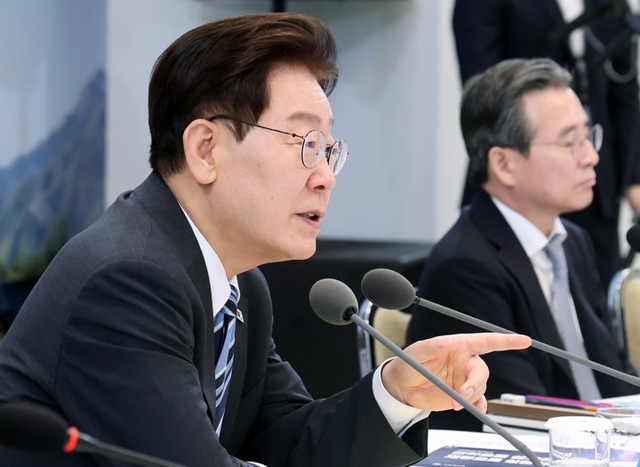 이재명 대통령이 15일 청와대 영빈관에서 열린 부처 업무보고에서 참석 기관장들에게 질문하고 있다.  [청와대통신사진기자단]