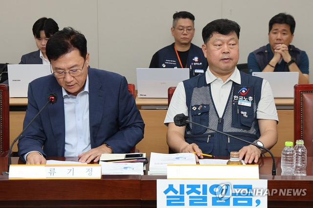 14일 정부세종청사 최저임금위원회에서 열린 제14차 전원회의에서 근로자위원인 류기섭 한국노총 사무총장이 사용자위원인 류기정 한국경영자총협회(경총) 전무의 발언을 듣는 모습. 연합뉴스