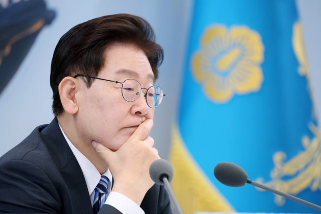 이재명 대통령이 15일 청와대 영빈관에서 열린 부처 업무보고에서 보고 내용을 경청하고 있다.  [청와대통신사진기자단]