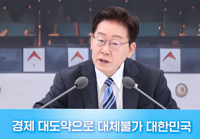 이재명 대통령이 15일 청와대 영빈관에서 열린 부처 업무보고에서 발언하고 있다. 연합뉴스