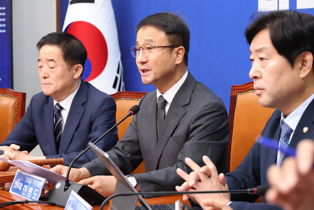 한병도 더불어민주당 당대표 직무대행 겸 원내대표가 15일 국회에서 열린 최고위원회의에서 발언하고 있다. [연합뉴스]