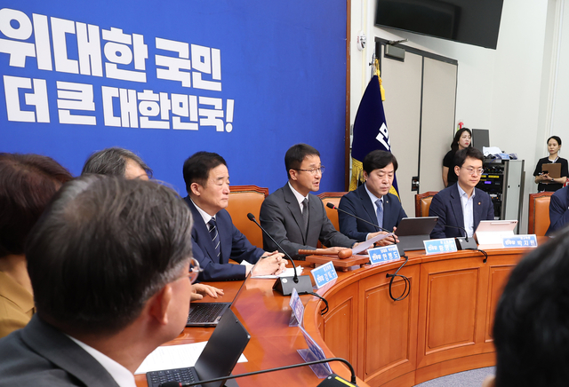 한병도 더불어민주당 당대표 직무대행 겸 원내대표가 15일 국회에서 열린 최고위원회의에서 발언하고 있다. [연합뉴스]