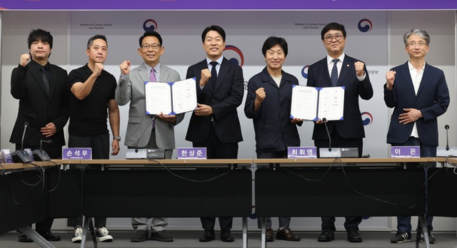최휘영 문화체육관광부 장관(오른쪽 두번째부터), 이은 한국영화제작가협회 대표, 손석우 BH엔터테인먼트 대표, 한상준 영화진흥위원장이 16일 서울 종로구 국립현대미술관 대회의실에서 열린 한국영화 제작 활성화를 위한 정부-제작사-매니지먼트사 간 협약식에서 협약서에 서명한 뒤 기념촬영을 하고 있다.