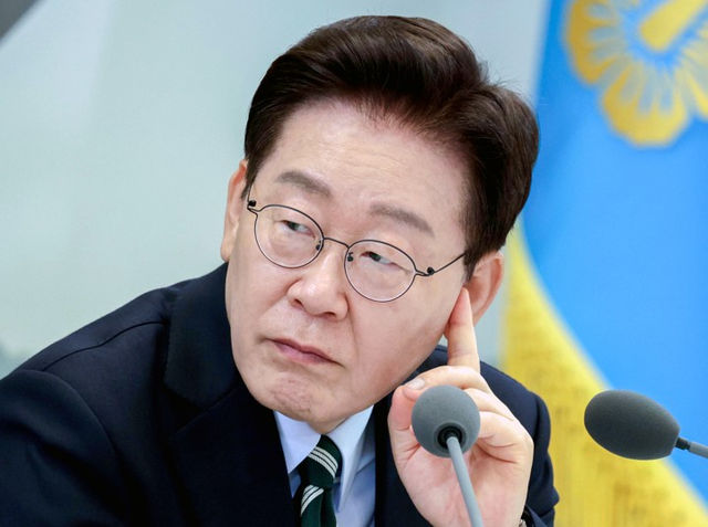 이재명 대통령이 16일 청와대 영빈관에서 열린 부처 업무보고에서 참석 기관장의 답변을 청취하고 있다.  [청와대통신사진기자단]