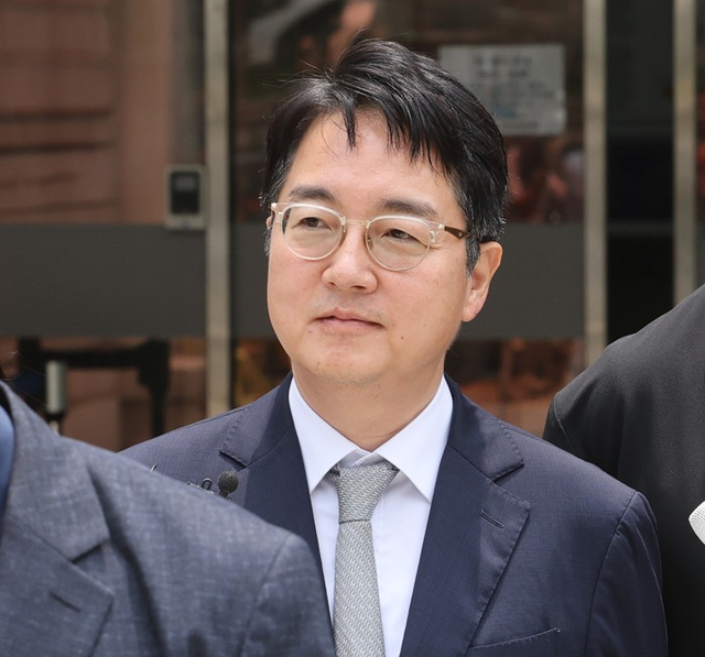 12·3 비상계엄 내란 가담 및 즉시항고 포기 관련 직권남용 의혹을 받는 심우정 전 검찰총장이 16일 구속 전 피의자 심문(영장실질심사)을 받고 서울 서초구 서울중앙지법을 나서고 있다. [연합뉴스]