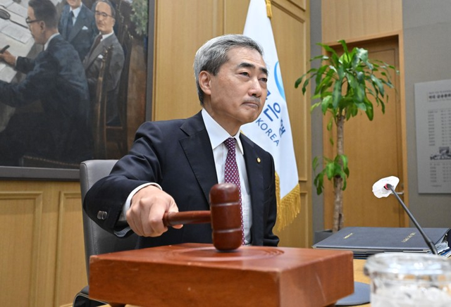 신현송 한국은행 총재가 16일 서울 중구 한국은행에서 열린 금융통화위원회 본회의에 참석해 의사봉을 두드리고 있다.  [사진공동취재단]