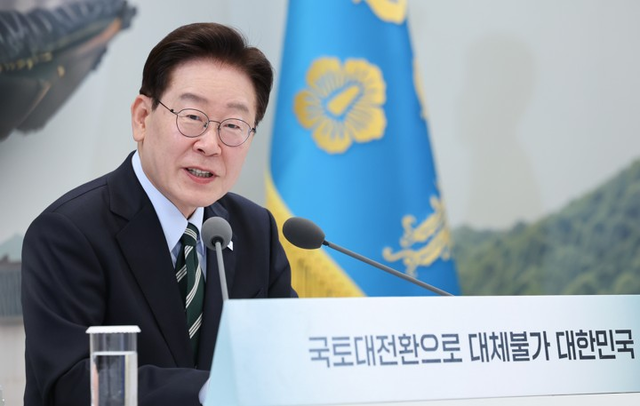 이재명 대통령이 16일 청와대 영빈관에서 열린 국토·농식품·해수부 등에 대한 부처 업무보고에서 발언하고 있다.  [청와대통신사진기자단]