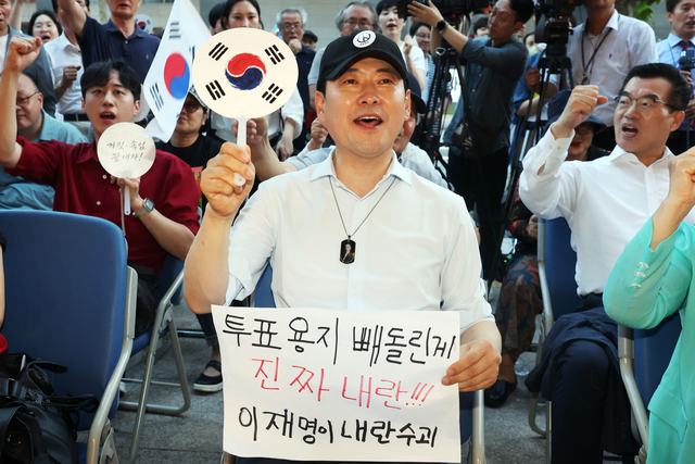 장동혁 국민의힘 대표가 15일 오후 전남광주통합특별시 서구 전남광주선거관리위원회 앞에서 열린 ‘선관위 해체 및 재선거를 요구하는 광주시민청년학생모임’ 집회에 참석해 부정선거를 외치고 있다. 연합뉴스