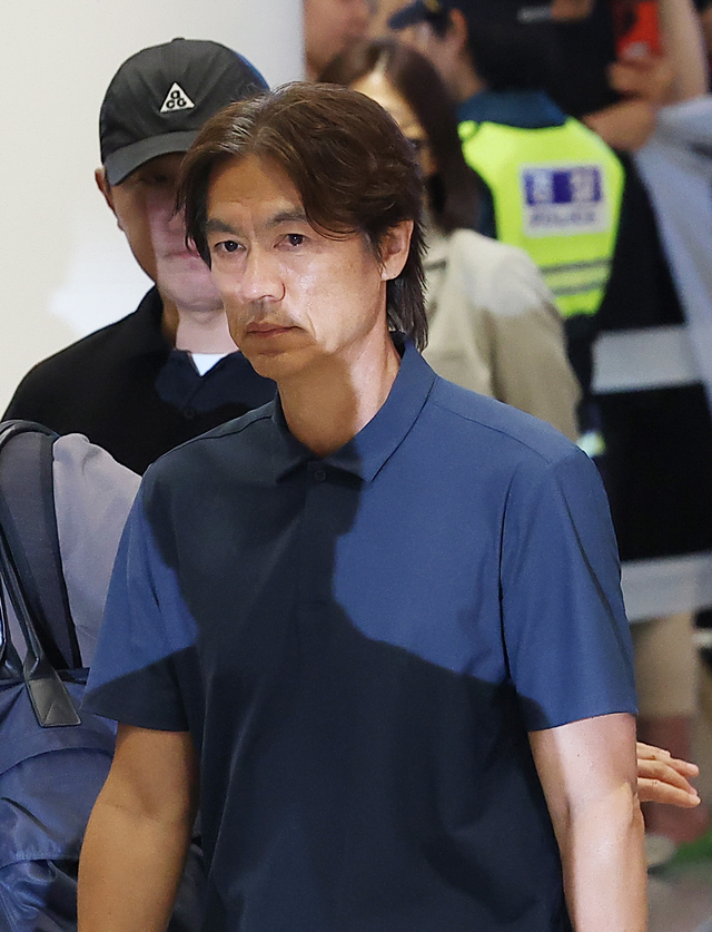 2026 북중미 월드컵 32강 진출에 실패해 한국 축구 국가대표팀에서 사퇴한 홍명보 전 감독이 지난달 30일 인천국제공항 제2여객터미널을 통해 입국하고 있다. 연합뉴스