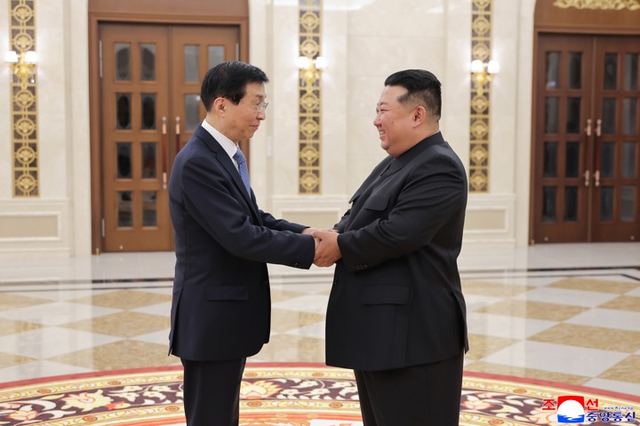 김정은, 중국 왕후닝 접견(조선중앙통신=연합뉴스)