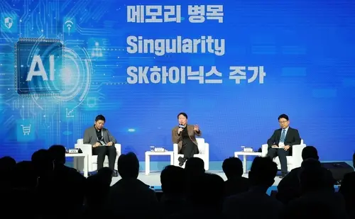 AI 성장 주제로 대담 중인 최태원 대한상의 회장(사진=대한상의)