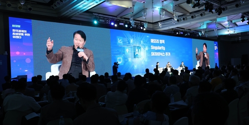 AI 성장 주제로 대담 중인 최태원 대한상의 회장(사진=대한상의)