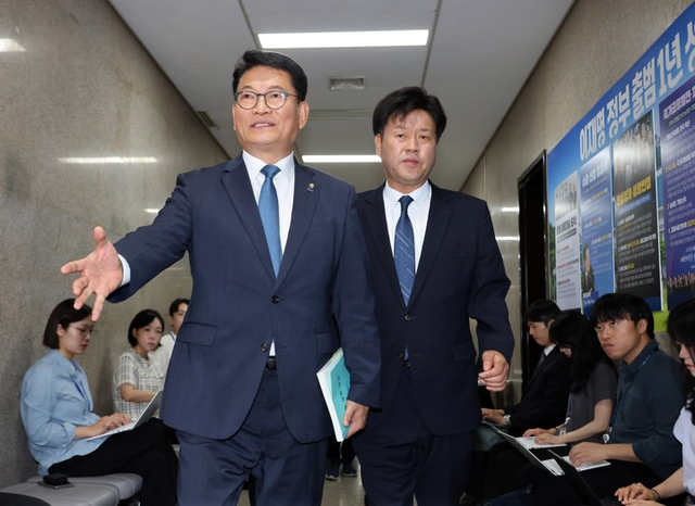 송영길과 김용(사진=연합뉴스)