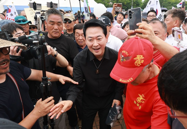 17일 제헌절 행사를 패스하고 올림픽공원으로 간 국민의힘 장동혁 대표가 ‘올공’에 모인 사람들에게 인사하고 있다.(사진=연합뉴스)