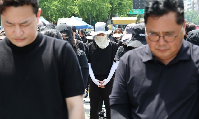 묵념하는 교사들(사진=연합뉴스)