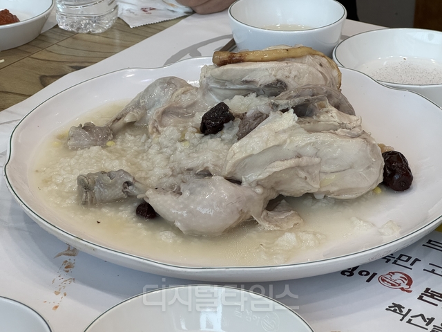 청주 용정동 길성이백숙의 닭 백숙. 정래연 기자