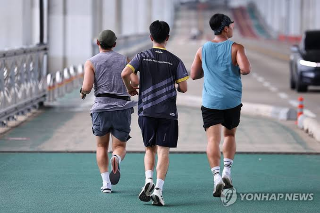 시민들이 지난해 8월 1일 서울 서초구 잠수교에서 땀을 흘리며 뛰고 있다. [연합뉴스]
