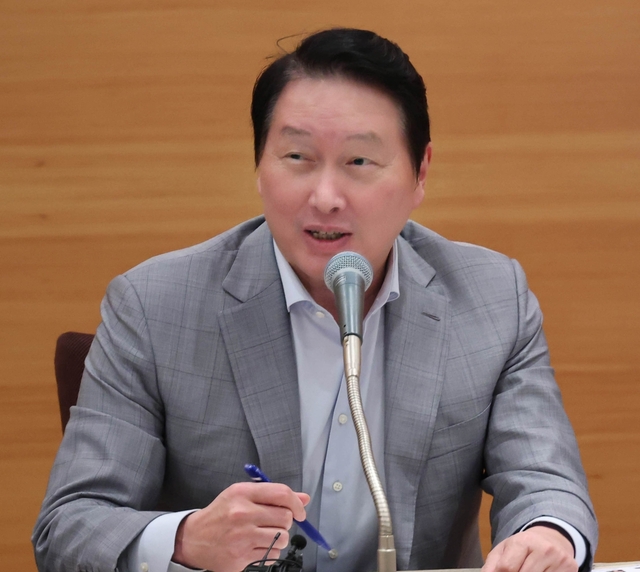대한상의 제주포럼에서 기자간담회 중인 최태원 상의 회장. 대한상의 제공. 연합뉴스