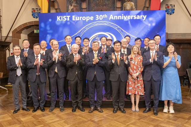 17일(현지시간) 독일 자르브뤼켄 시청사에서 열린 'KIST 유럽연구소 설립 제30주년 기념식'에서 주요 인사들이 기념촬영을 하고 있다. KIST 제공.
