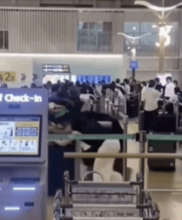 인천공항 출국장 체크인 카운터에서 발생한 새치기  [온라인 커뮤니티 캡처]