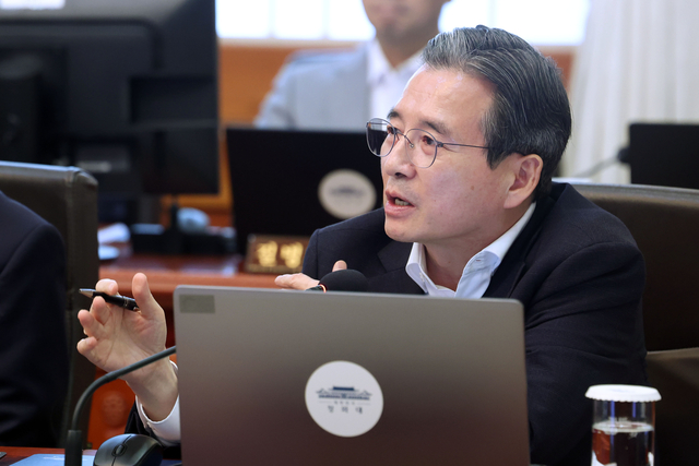 김용범 정책실장이 지난 14일 청와대에서 이재명 대통령 주재로 열린 국무회의에서 발언하고 있다.   [연합뉴스]
