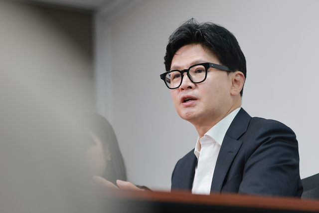한동훈 무소속 의원이 지난 7월 13일 국회 의원회관 자신의 사무실에서 더불어민주당이 추진하는 검찰 보완수사권 폐지와 관련해 ‘부산 돌려차기’ 강간살인미수 사건 피해자와 면담한 뒤 취재진을 만나 면담 내용을 설명하고 있다. [연합뉴스]