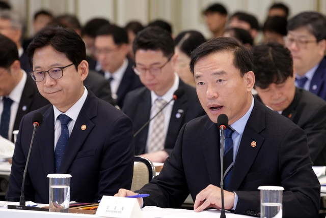 김종철(오른쪽) 방송미디어통신위원회 위원장이 지난 7월 16일 청와대 영빈관에서 업무보고를 하고 있다. 왼쪽은 배경훈 부총리 겸 과학기술정보통신부 장관. [청와대통신사진기자단·연합뉴스]