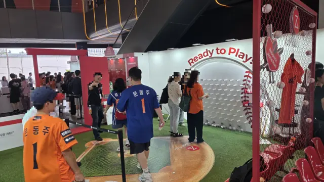 로보락이 지난 17일 대전한화생명볼파크에서 진행한 브랜드데이 부스에서 한 어린이 관람객이 경품 이벤트에 참여하고 있다. 장우진 기자