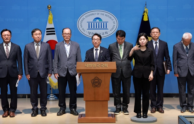 박선원 더불어민주당 의원이 20일 국회 소통관에서 예비역 장군단과 국군사관학교 창설 지지 선언을 발표하고 있다. 연합뉴스