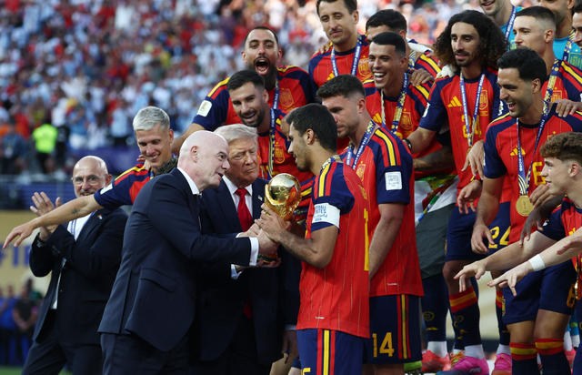 우승컵 전달하는 트럼프 대통령과 인판티노 FIFA 회장 [로이터=연합뉴스]