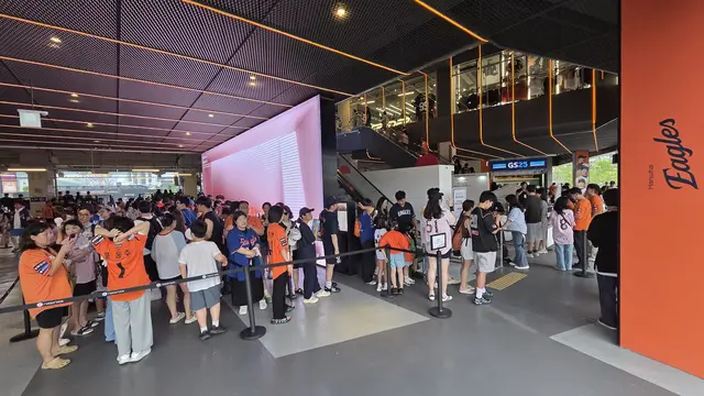 로보락이 지난 17일 대전한화생명볼파크에서 진행한 브랜드데이 부스에서 관람객들이 긴 줄을 형성하고 있다. 장우진 기자