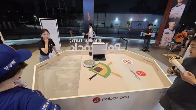 로보락이 지난 17일 대전한화생명볼파크에서 진행한 브랜드데이 부스에서 로봇청소기 시연을 하고 있다. 장우진 기자