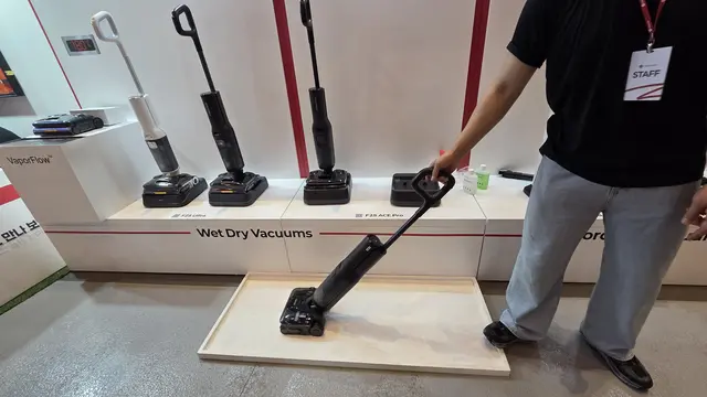 로보락 관계자가 지난 17일 대전한화생명볼파크에서 진행한 브랜드데이 부스에서 무선 진공 청소기 시연을 하고 있다. 장우진 기자