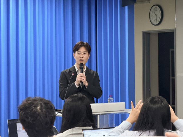 김병연 NH투자증권 투자전략부 이사가 20일 오전 서울 여의도 한국거래소에서 2026년 하반기 증시 전망 간담회 발표를 하고 있다.
