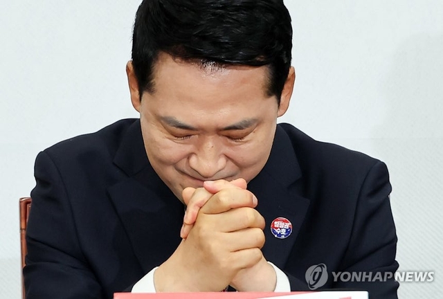 장동혁 국민의힘 대표가 20일 국회에서 열린 최고위원회의에서 잠시 생각에 잠겨 있다. 연합뉴스
