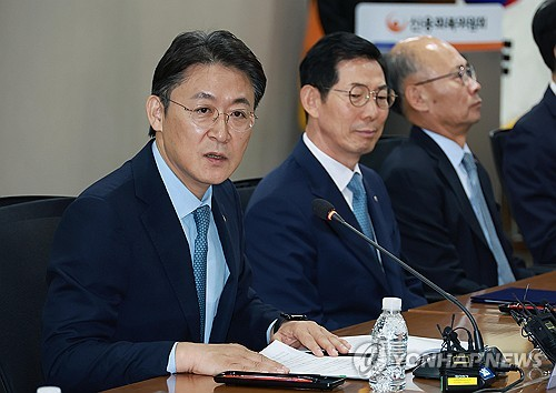 권대영(왼쪽) 금융위원회 부위원장이 지난 2025년 11월 14일 서울 중구 신용회복위원회 본사에서 열린 ‘금융위원회·신용회복위원회 채무조정 이행자를 위한 특례 대출인 새도약론 지원을 위한 협약식’에서 발언하고 있다.  [금융위원회 제공]