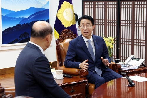 송두환 특조위장을 만난 조정식 국회의장. 연합뉴스